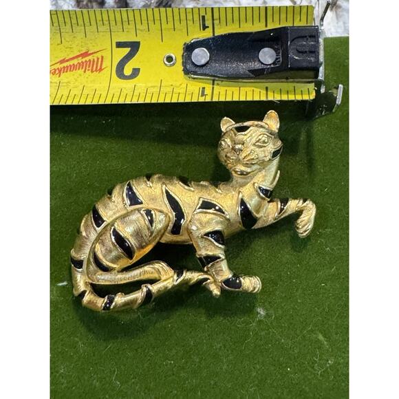 Trifari Tiger Gold Tone Brooch Signed Rare - Picture 3 of 5
